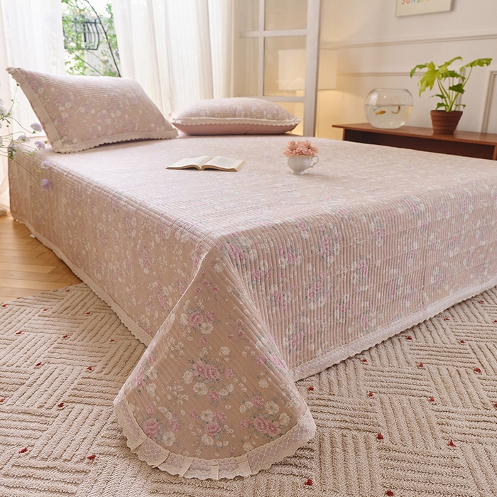 91家纺网 家纺一手货源 找家纺 鑫喜莱 2025新款纯棉镂空花边云感木棉印花被套单件夹棉床盖枕套 绮花浅梦