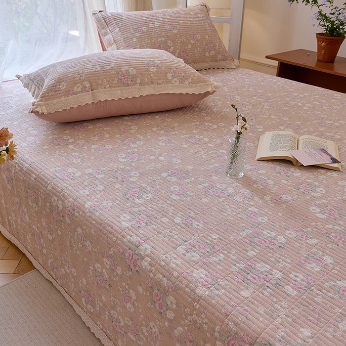 91家纺网 家纺一手货源 找家纺 鑫喜莱 2025新款纯棉镂空花边云感木棉印花被套单件夹棉床盖枕套 绮花浅梦