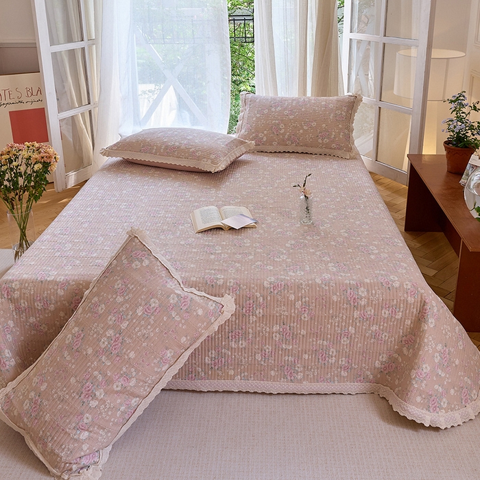 91家纺网 家纺一手货源 找家纺 鑫喜莱 2025新款纯棉镂空花边云感木棉印花被套单件夹棉床盖枕套 绮花浅梦