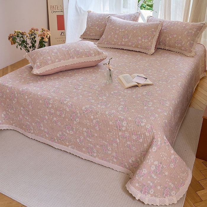 91家纺网 家纺一手货源 找家纺 鑫喜莱 2025新款纯棉镂空花边云感木棉印花被套单件夹棉床盖枕套 绮花浅梦