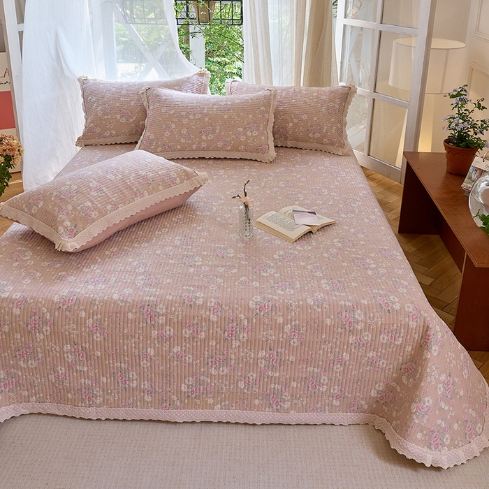 91家纺网 家纺一手货源 找家纺 鑫喜莱 2025新款纯棉镂空花边云感木棉印花被套单件夹棉床盖枕套 绮花浅梦