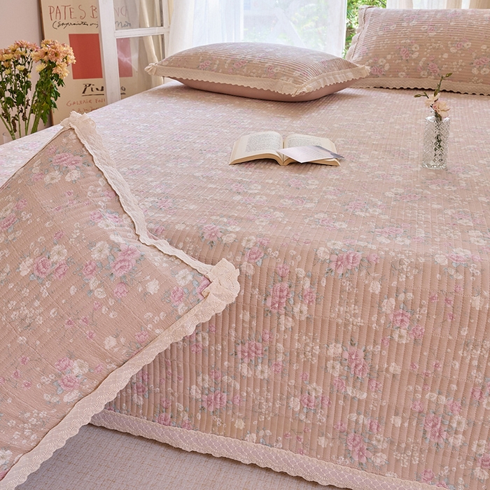 91家纺网 家纺一手货源 找家纺 鑫喜莱 2025新款纯棉镂空花边云感木棉印花被套单件夹棉床盖枕套 绮花浅梦