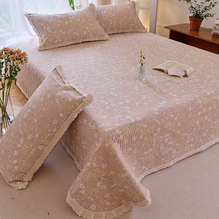 91家纺网 家纺一手货源 找家纺 鑫喜莱 2025新款纯棉镂空花边云感木棉印花被套单件夹棉床盖枕套 绮花浅梦