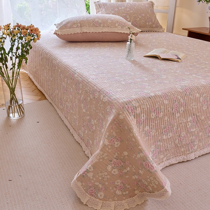 91家纺网 家纺一手货源 找家纺 鑫喜莱 2025新款纯棉镂空花边云感木棉印花被套单件夹棉床盖枕套 绮花浅梦