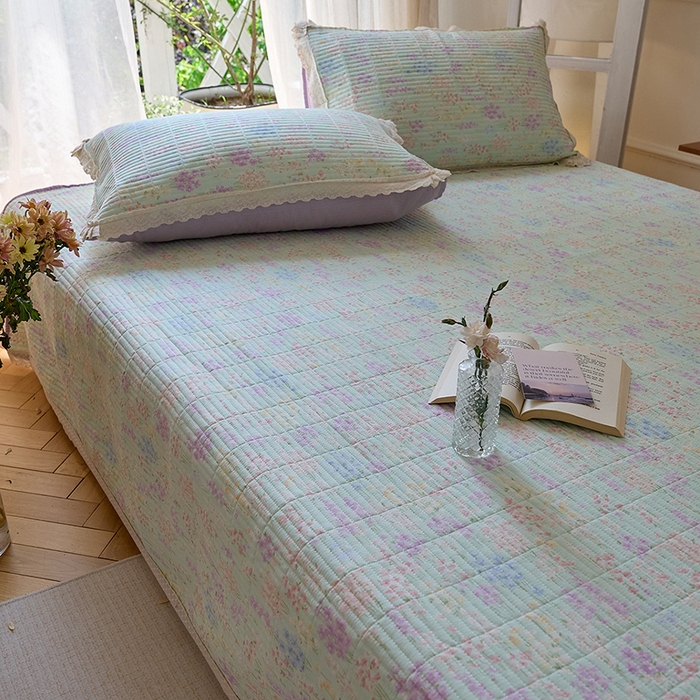 91家纺网 家纺一手货源 找家纺 鑫喜莱 2025新款纯棉镂空花边云感木棉印花被套单件夹棉床盖枕套 薰衣柔风