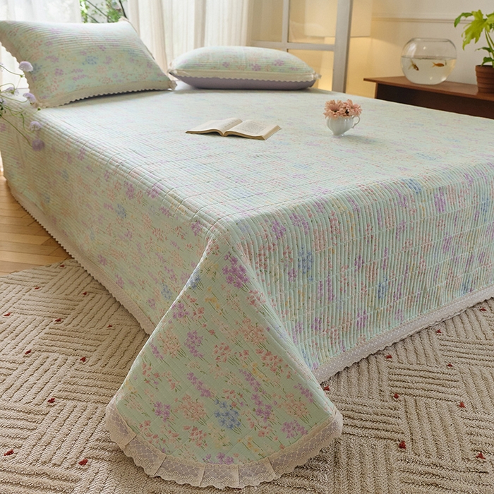 91家纺网 家纺一手货源 找家纺 鑫喜莱 2025新款纯棉镂空花边云感木棉印花被套单件夹棉床盖枕套 薰衣柔风