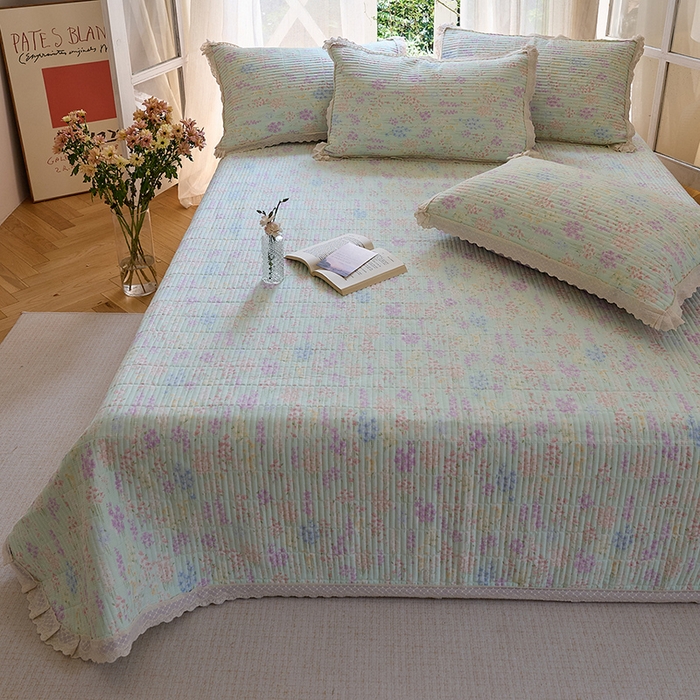 91家纺网 家纺一手货源 找家纺 鑫喜莱 2025新款纯棉镂空花边云感木棉印花被套单件夹棉床盖枕套 薰衣柔风