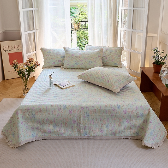 91家纺网 家纺一手货源 找家纺 鑫喜莱 2025新款纯棉镂空花边云感木棉印花被套单件夹棉床盖枕套 薰衣柔风