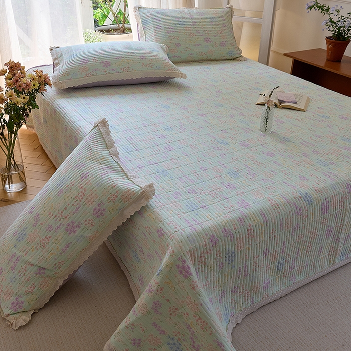 91家纺网 家纺一手货源 找家纺 鑫喜莱 2025新款纯棉镂空花边云感木棉印花被套单件夹棉床盖枕套 薰衣柔风