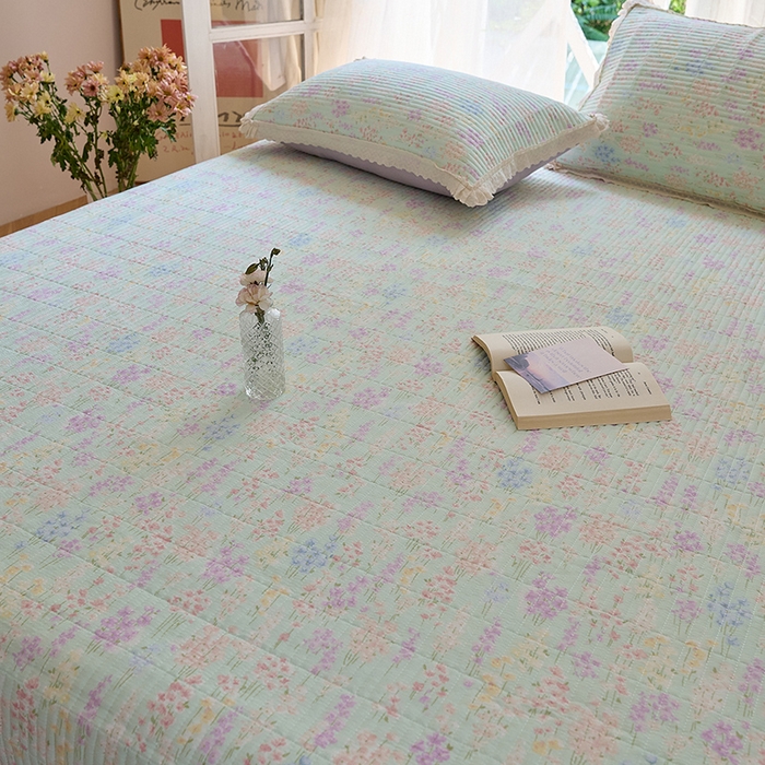 91家纺网 家纺一手货源 找家纺 鑫喜莱 2025新款纯棉镂空花边云感木棉印花被套单件夹棉床盖枕套 薰衣柔风