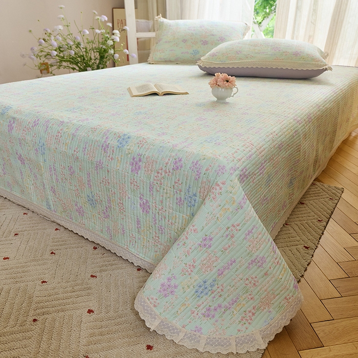 91家纺网 家纺一手货源 找家纺 鑫喜莱 2025新款纯棉镂空花边云感木棉印花被套单件夹棉床盖枕套 薰衣柔风