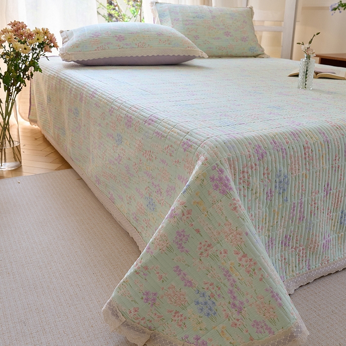 91家纺网 家纺一手货源 找家纺 鑫喜莱 2025新款纯棉镂空花边云感木棉印花被套单件夹棉床盖枕套 薰衣柔风