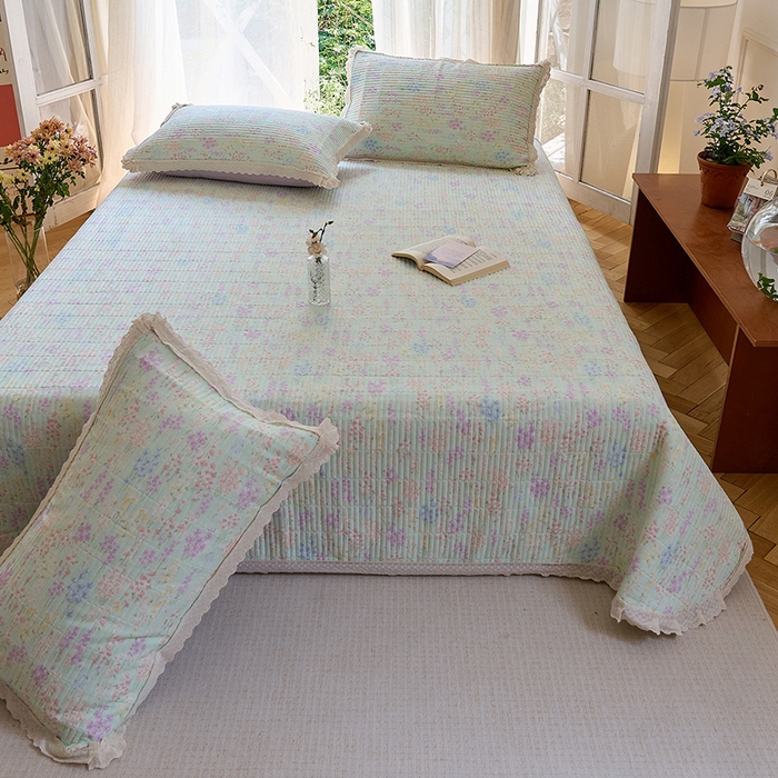 91家纺网 家纺一手货源 找家纺 鑫喜莱 2025新款纯棉镂空花边云感木棉印花被套单件夹棉床盖枕套 薰衣柔风