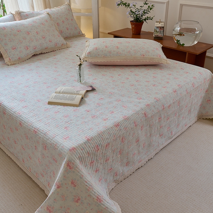 91家纺网 家纺一手货源 找家纺 鑫喜莱 2025新款纯棉镂空花边云感木棉印花被套单件夹棉床盖枕套 烟雨茉冉