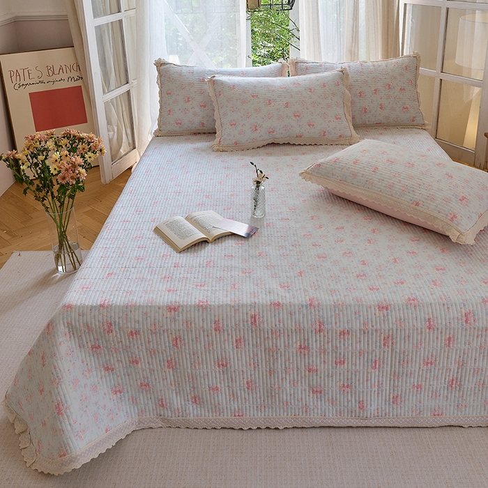 91家纺网 家纺一手货源 找家纺 鑫喜莱 2025新款纯棉镂空花边云感木棉印花被套单件夹棉床盖枕套 烟雨茉冉