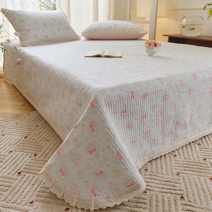 91家纺网 家纺一手货源 找家纺 鑫喜莱 2025新款纯棉镂空花边云感木棉印花被套单件夹棉床盖枕套 烟雨茉冉