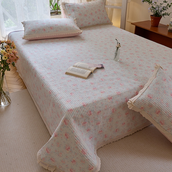 91家纺网 家纺一手货源 找家纺 鑫喜莱 2025新款纯棉镂空花边云感木棉印花被套单件夹棉床盖枕套 烟雨茉冉