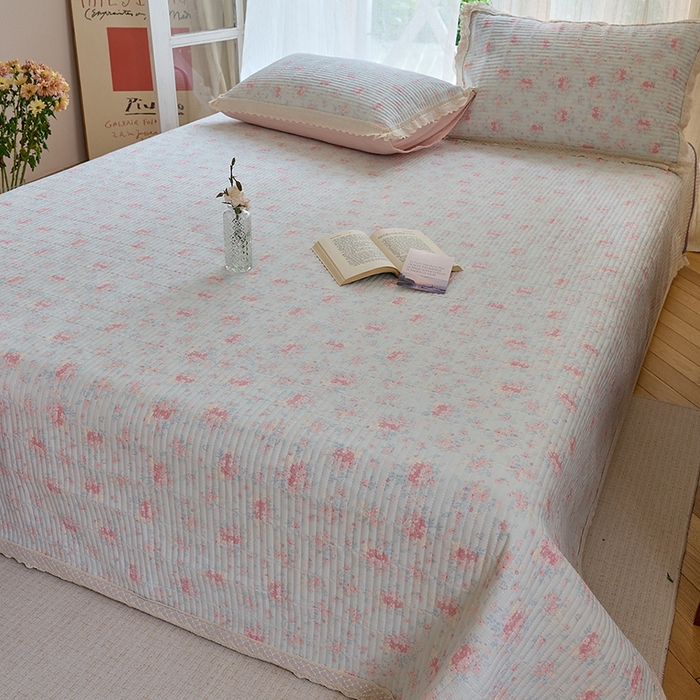 91家纺网 家纺一手货源 找家纺 鑫喜莱 2025新款纯棉镂空花边云感木棉印花被套单件夹棉床盖枕套 烟雨茉冉