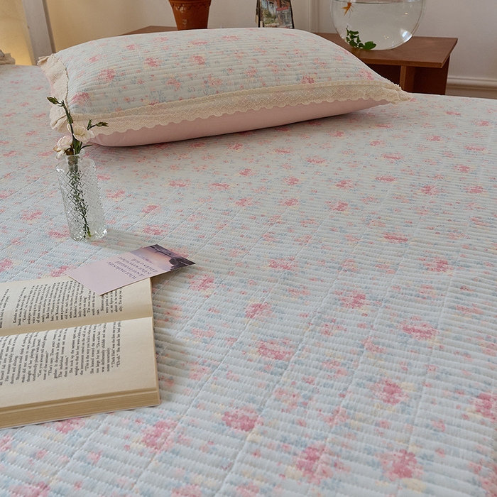 91家纺网 家纺一手货源 找家纺 鑫喜莱 2025新款纯棉镂空花边云感木棉印花被套单件夹棉床盖枕套 烟雨茉冉