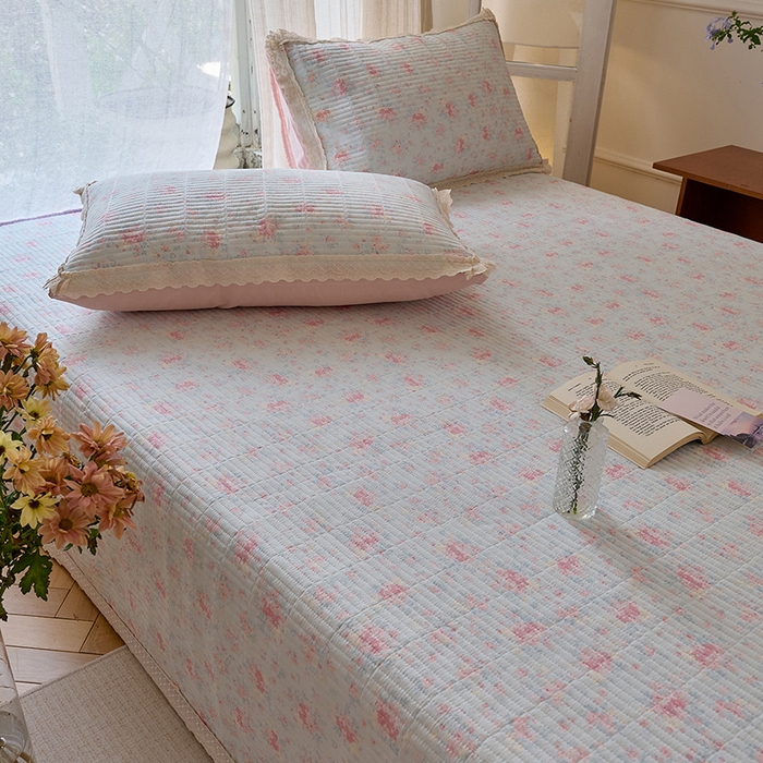 91家纺网 家纺一手货源 找家纺 鑫喜莱 2025新款纯棉镂空花边云感木棉印花被套单件夹棉床盖枕套 烟雨茉冉