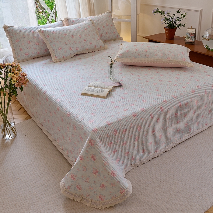 91家纺网 家纺一手货源 找家纺 鑫喜莱 2025新款纯棉镂空花边云感木棉印花被套单件夹棉床盖枕套 烟雨茉冉