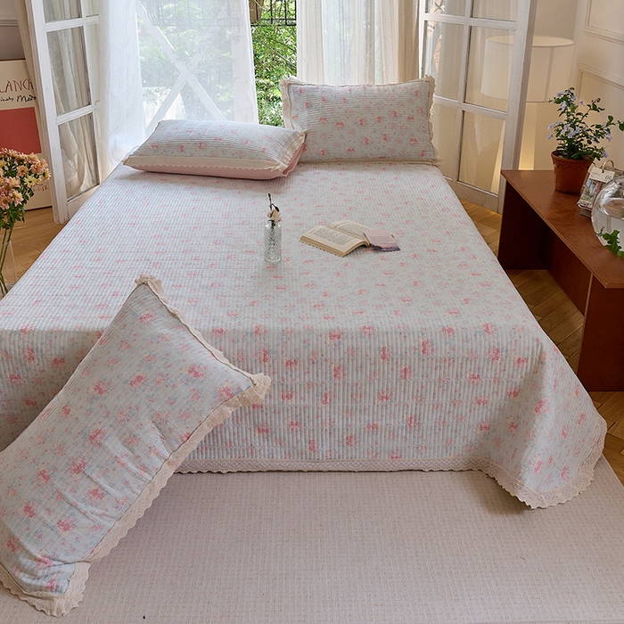 91家纺网 家纺一手货源 找家纺 鑫喜莱 2025新款纯棉镂空花边云感木棉印花被套单件夹棉床盖枕套 烟雨茉冉