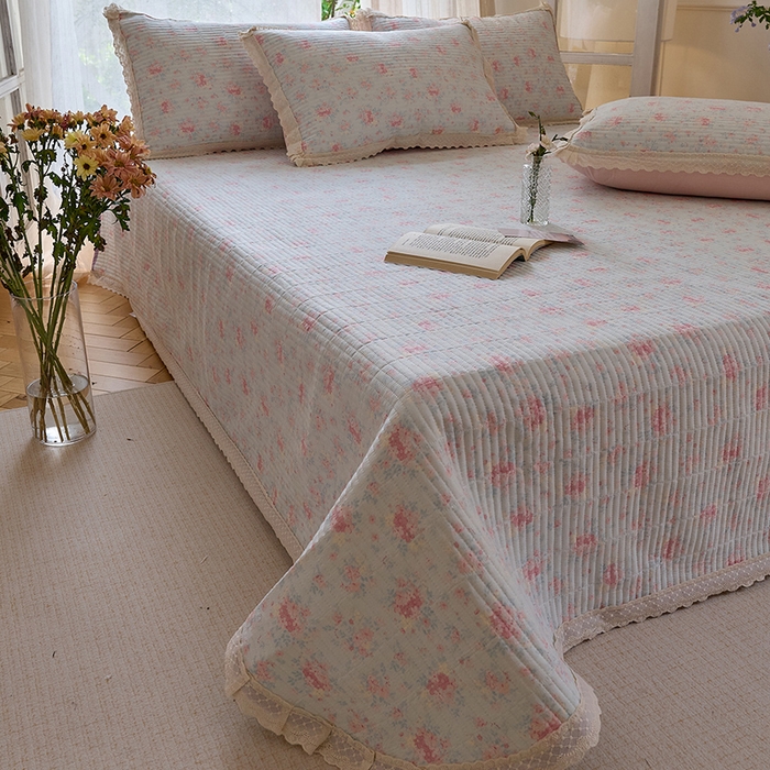 91家纺网 家纺一手货源 找家纺 鑫喜莱 2025新款纯棉镂空花边云感木棉印花被套单件夹棉床盖枕套 烟雨茉冉