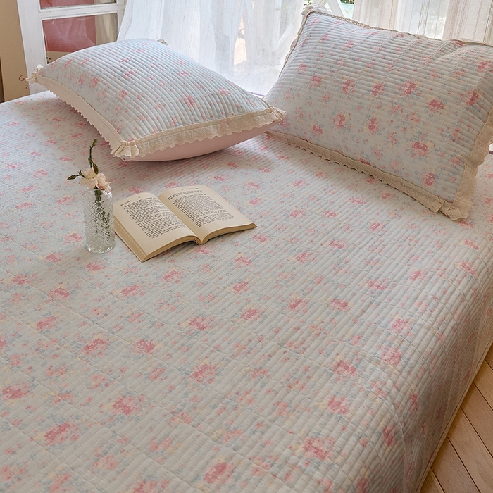 91家纺网 家纺一手货源 找家纺 鑫喜莱 2025新款纯棉镂空花边云感木棉印花被套单件夹棉床盖枕套 烟雨茉冉