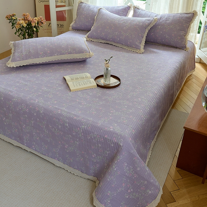 91家纺网 家纺一手货源 找家纺 鑫喜莱 2025新款纯棉镂空花边云感木棉印花被套单件夹棉床盖枕套 紫韵花语