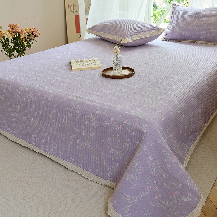 91家纺网 家纺一手货源 找家纺 鑫喜莱 2025新款纯棉镂空花边云感木棉印花被套单件夹棉床盖枕套 紫韵花语