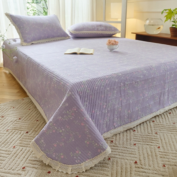 91家纺网 家纺一手货源 找家纺 鑫喜莱 2025新款纯棉镂空花边云感木棉印花被套单件夹棉床盖枕套 紫韵花语