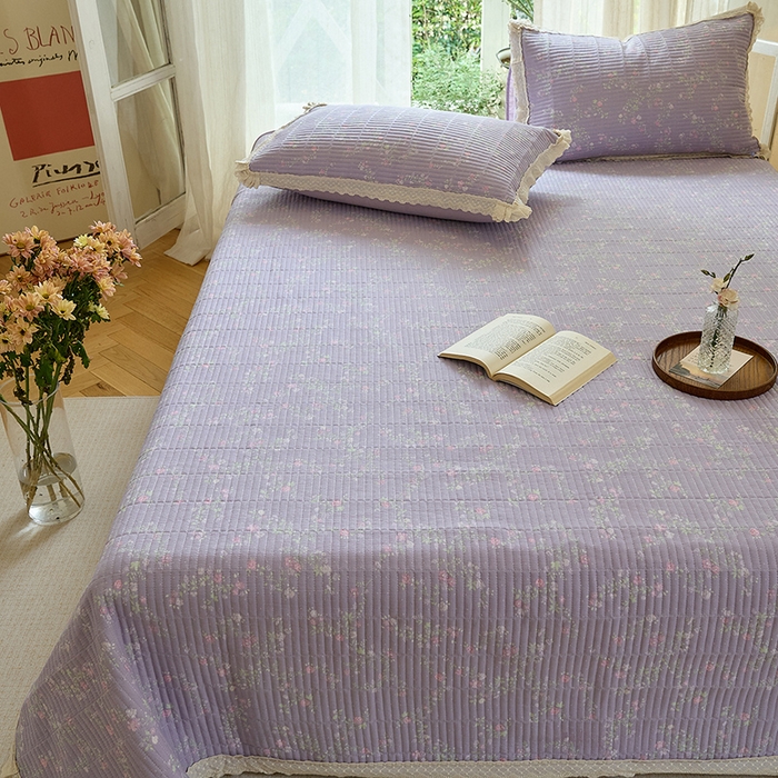 91家纺网 家纺一手货源 找家纺 鑫喜莱 2025新款纯棉镂空花边云感木棉印花被套单件夹棉床盖枕套 紫韵花语