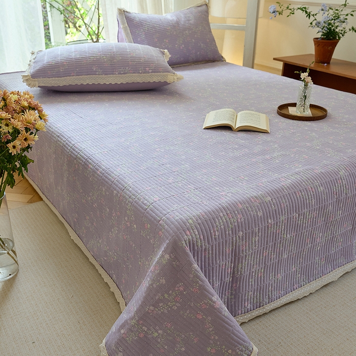 91家纺网 家纺一手货源 找家纺 鑫喜莱 2025新款纯棉镂空花边云感木棉印花被套单件夹棉床盖枕套 紫韵花语