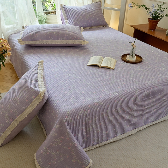 91家纺网 家纺一手货源 找家纺 鑫喜莱 2025新款纯棉镂空花边云感木棉印花被套单件夹棉床盖枕套 紫韵花语