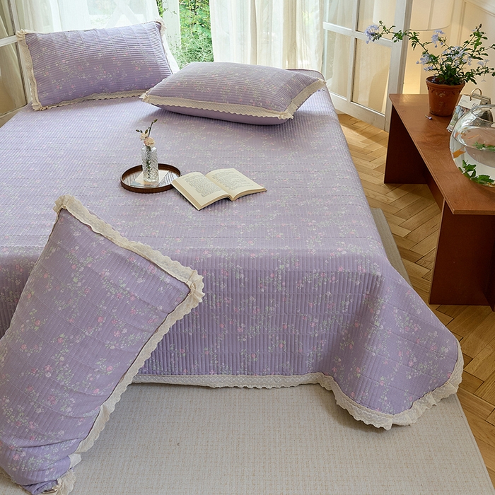 91家纺网 家纺一手货源 找家纺 鑫喜莱 2025新款纯棉镂空花边云感木棉印花被套单件夹棉床盖枕套 紫韵花语