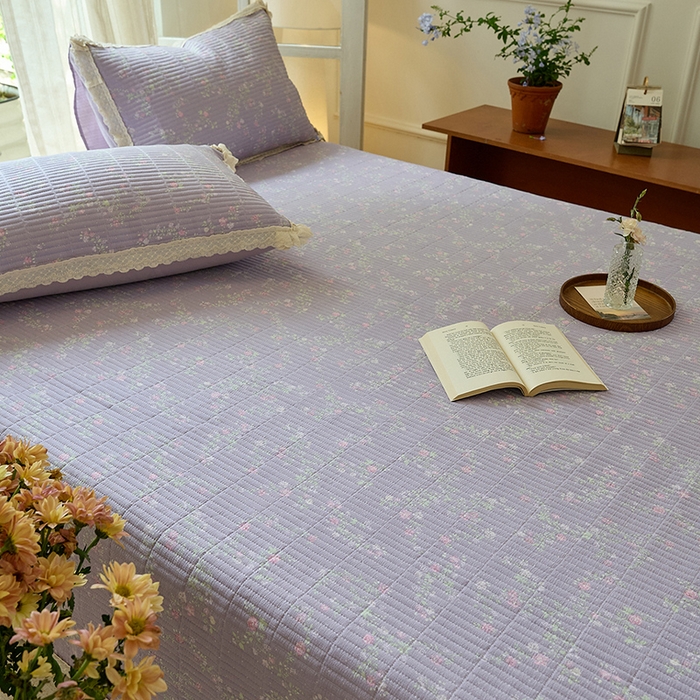 91家纺网 家纺一手货源 找家纺 鑫喜莱 2025新款纯棉镂空花边云感木棉印花被套单件夹棉床盖枕套 紫韵花语