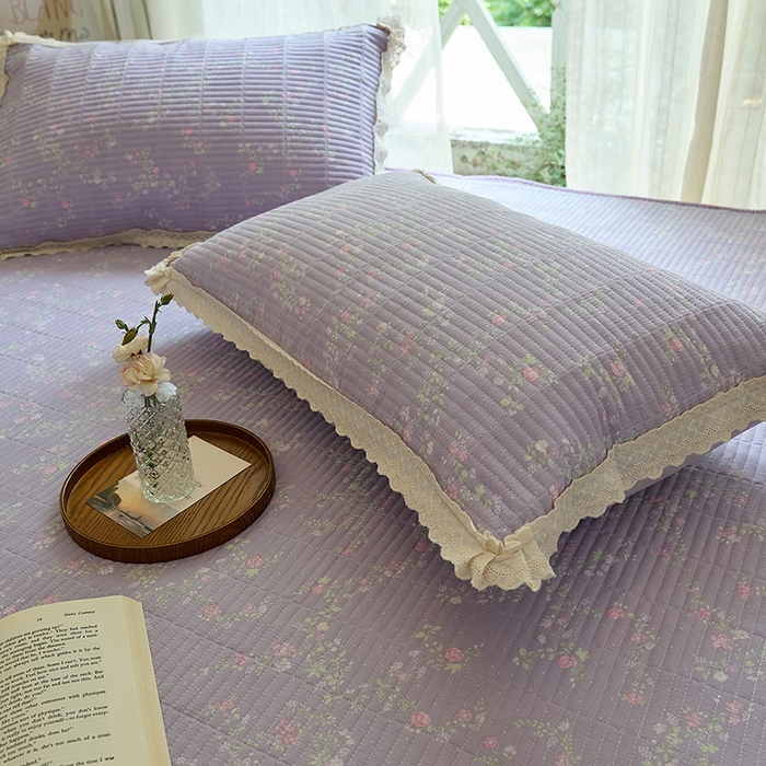 91家纺网 家纺一手货源 找家纺 鑫喜莱 2025新款纯棉镂空花边云感木棉印花被套单件夹棉床盖枕套 紫韵花语