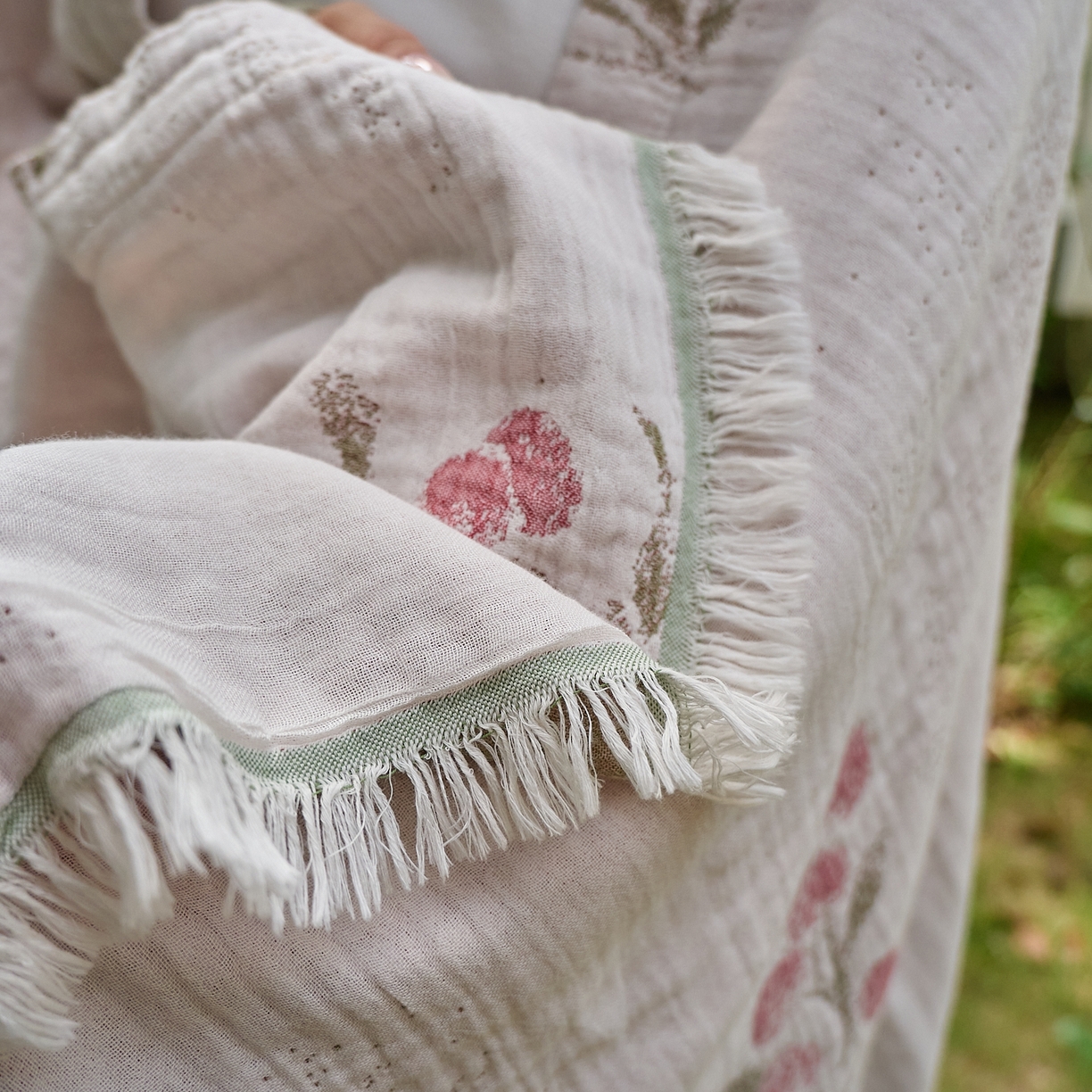 91家纺网 家纺一手货源 找家纺 沐瑟家纺 2025新款全棉流苏纱布披肩毯空调毯多功能午休毯牛角披肩毯民宿风 白芷