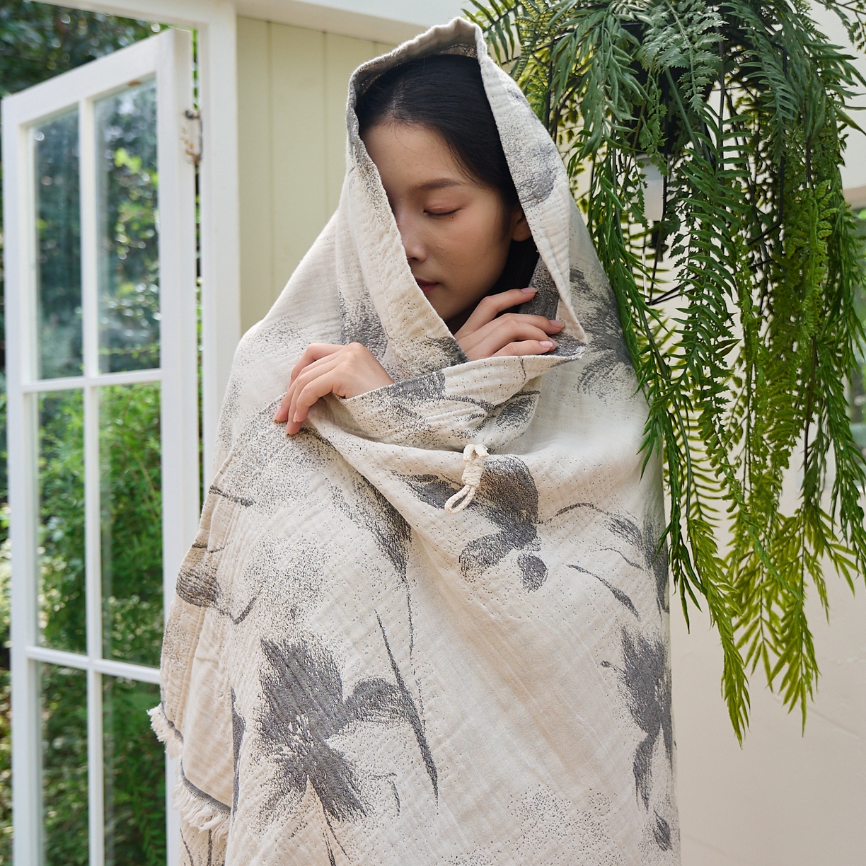 91家纺网 家纺一手货源 找家纺 沐瑟家纺 2025新款全棉流苏纱布披肩毯空调毯多功能午休毯牛角披肩毯民宿风 水墨花