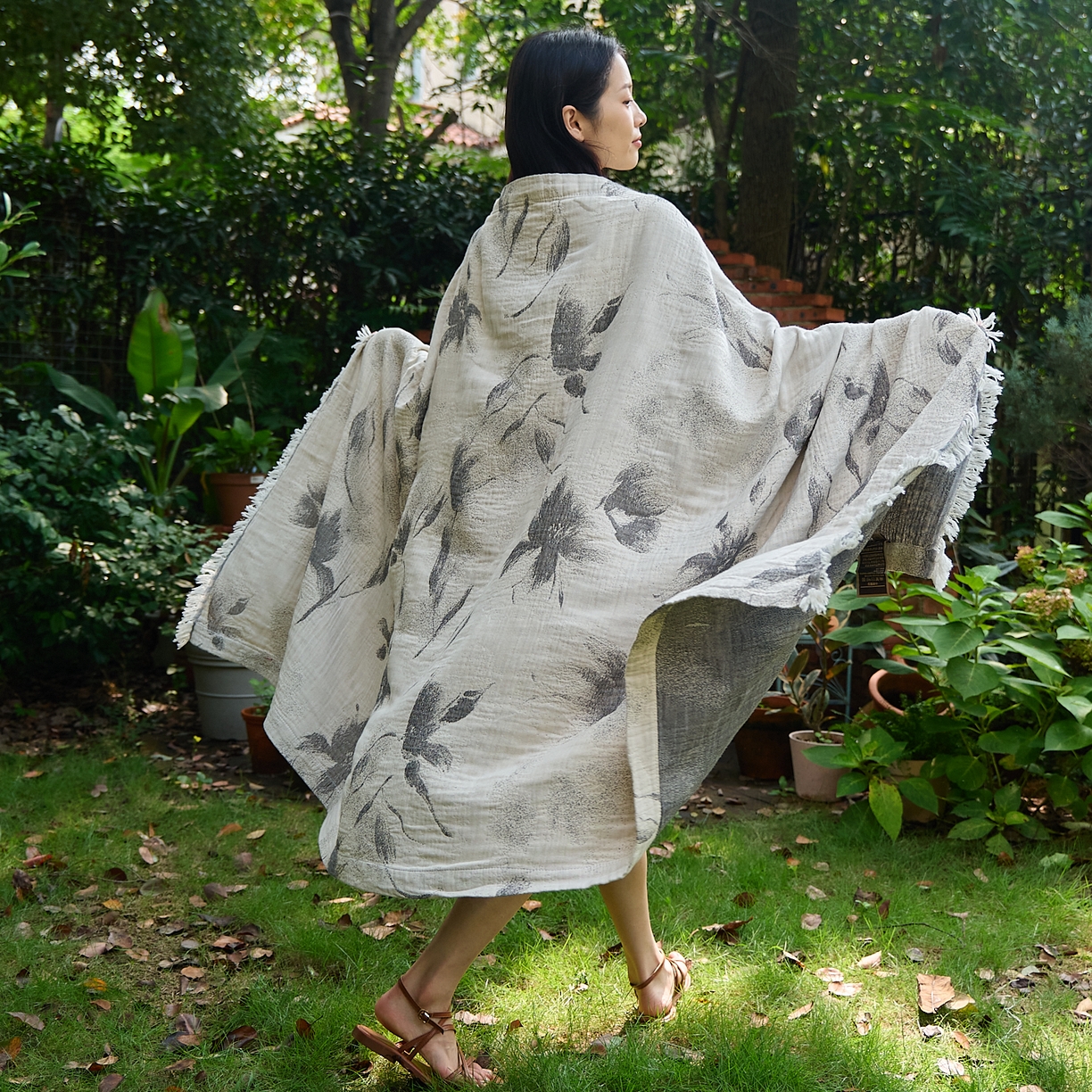 91家纺网 家纺一手货源 找家纺 沐瑟家纺 2025新款全棉流苏纱布披肩毯空调毯多功能午休毯牛角披肩毯民宿风 水墨花