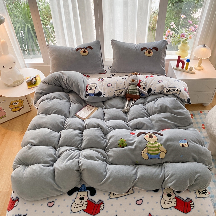 91家纺网 家纺一手货源 找家纺 云木里 2025新款A类卡通加厚毛巾绣牛奶绒四件套 彼得狗