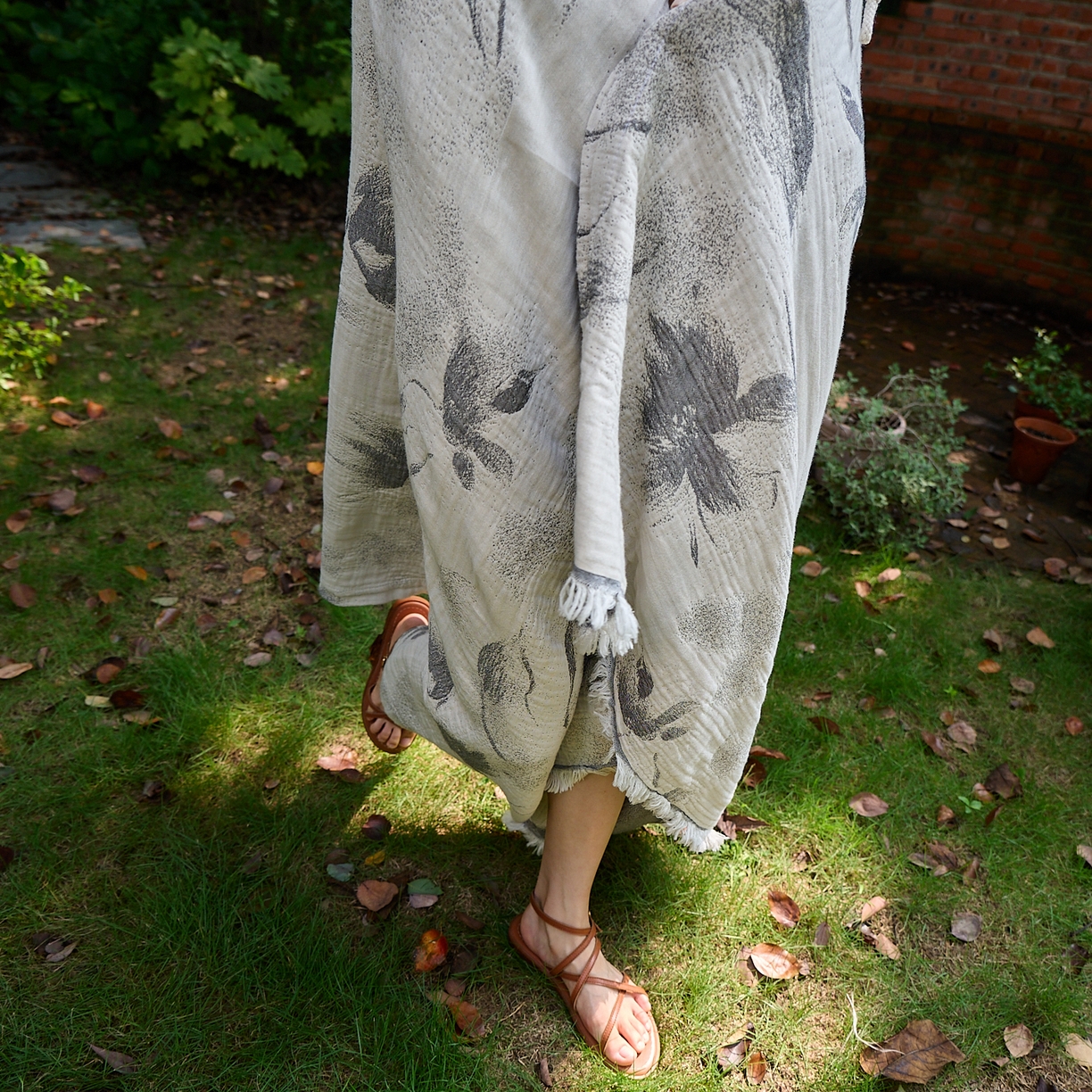 91家纺网 家纺一手货源 找家纺 沐瑟家纺 2025新款全棉流苏纱布披肩毯空调毯多功能午休毯牛角披肩毯民宿风 水墨花