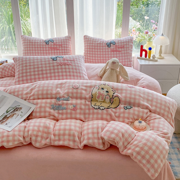 91家纺网 家纺一手货源 找家纺 云木里 2025新款A类卡通加厚毛巾绣牛奶绒四件套 布偶猫