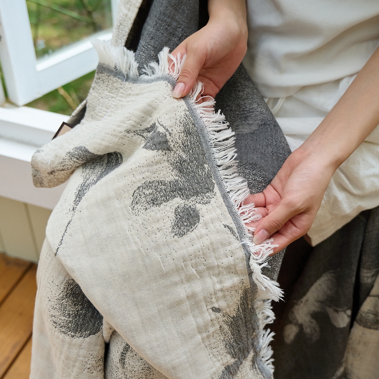 91家纺网 家纺一手货源 找家纺 沐瑟家纺 2025新款全棉流苏纱布披肩毯空调毯多功能午休毯牛角披肩毯民宿风 水墨花