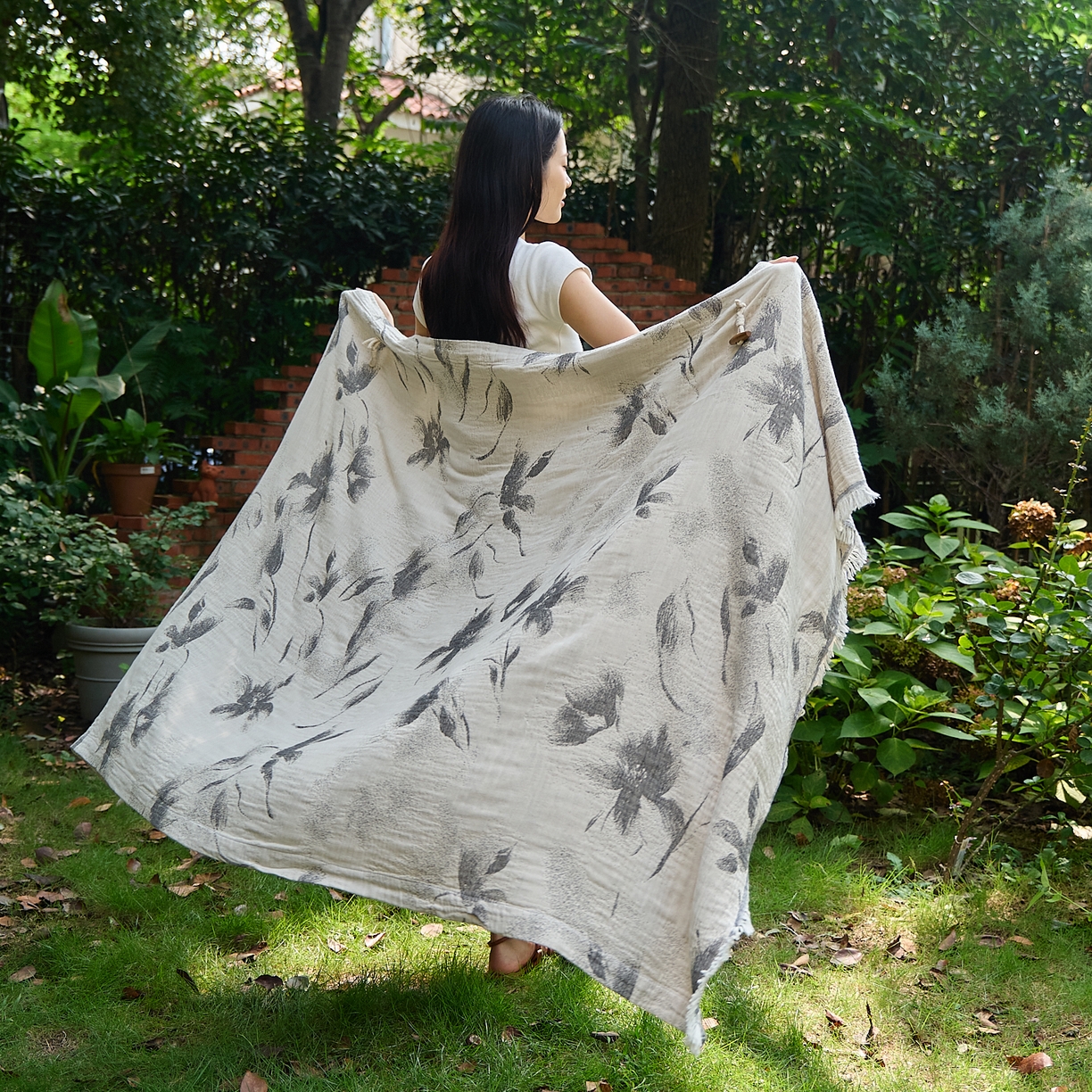 91家纺网 家纺一手货源 找家纺 沐瑟家纺 2025新款全棉流苏纱布披肩毯空调毯多功能午休毯牛角披肩毯民宿风 水墨花