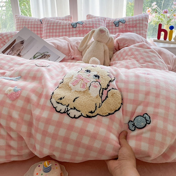 91家纺网 家纺一手货源 找家纺 云木里 2025新款A类卡通加厚毛巾绣牛奶绒四件套 布偶猫