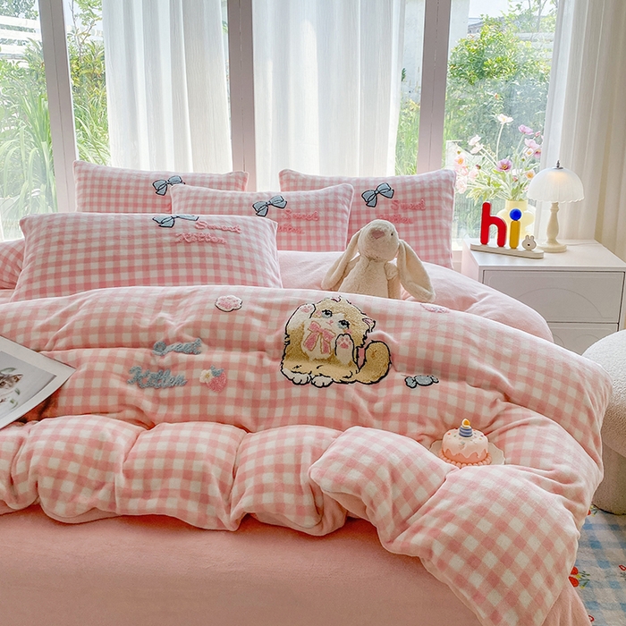 91家纺网 家纺一手货源 找家纺 云木里 2025新款A类卡通加厚毛巾绣牛奶绒四件套 布偶猫