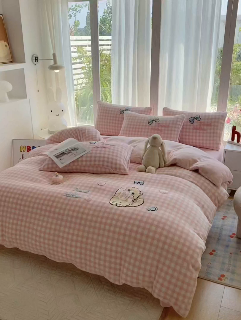 91家纺网 家纺一手货源 找家纺 云木里 2025新款A类卡通加厚毛巾绣牛奶绒四件套 布偶猫