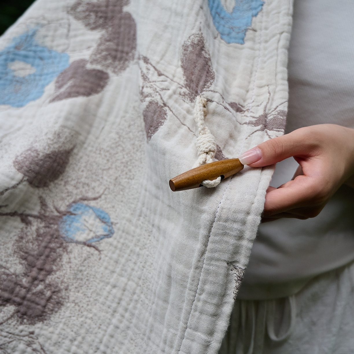 91家纺网 家纺一手货源 找家纺 沐瑟家纺 2025新款全棉流苏纱布披肩毯空调毯多功能午休毯牛角披肩毯民宿风 枝蘭