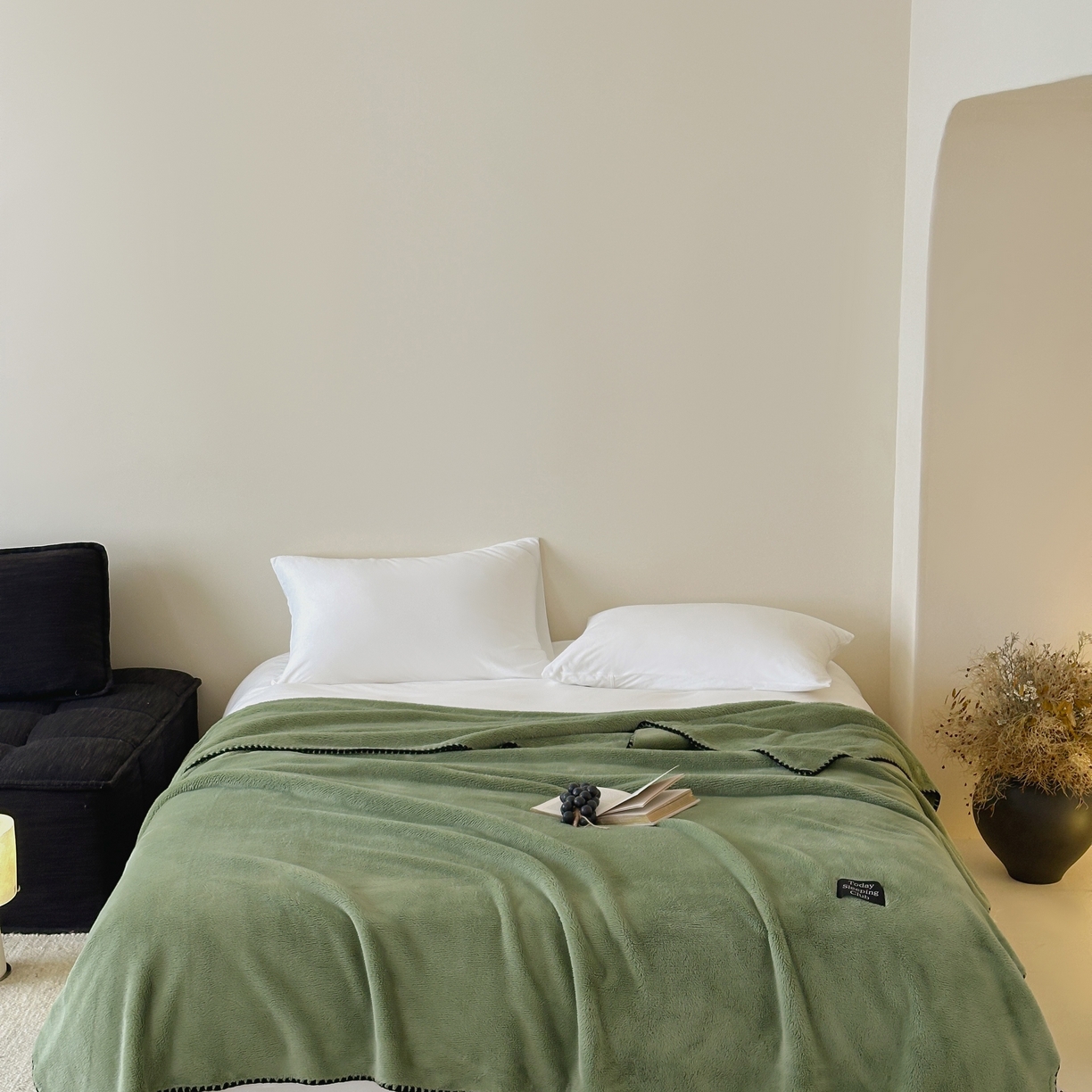 91家纺网 家纺一手货源 找家纺 三味舒屋 2025新款多用纯色双面牛奶绒毛毯 橄榄绿